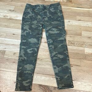 American Eagle camo skinny cropped pants